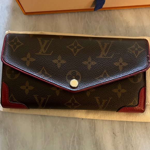 Louis Vuitton Sarah Wallet - Picture 1 of 9